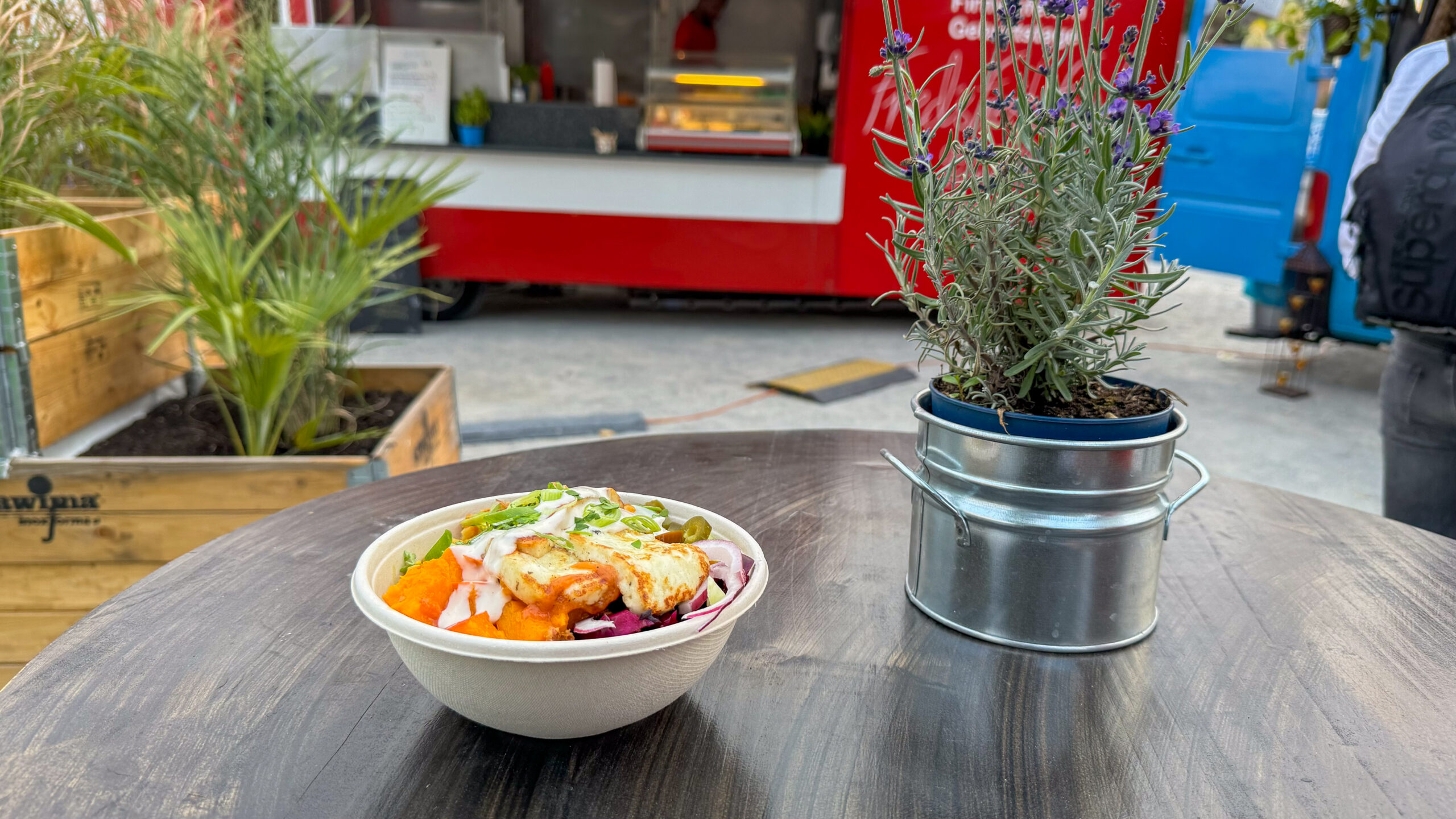 Salatbowl vor Foodtruck