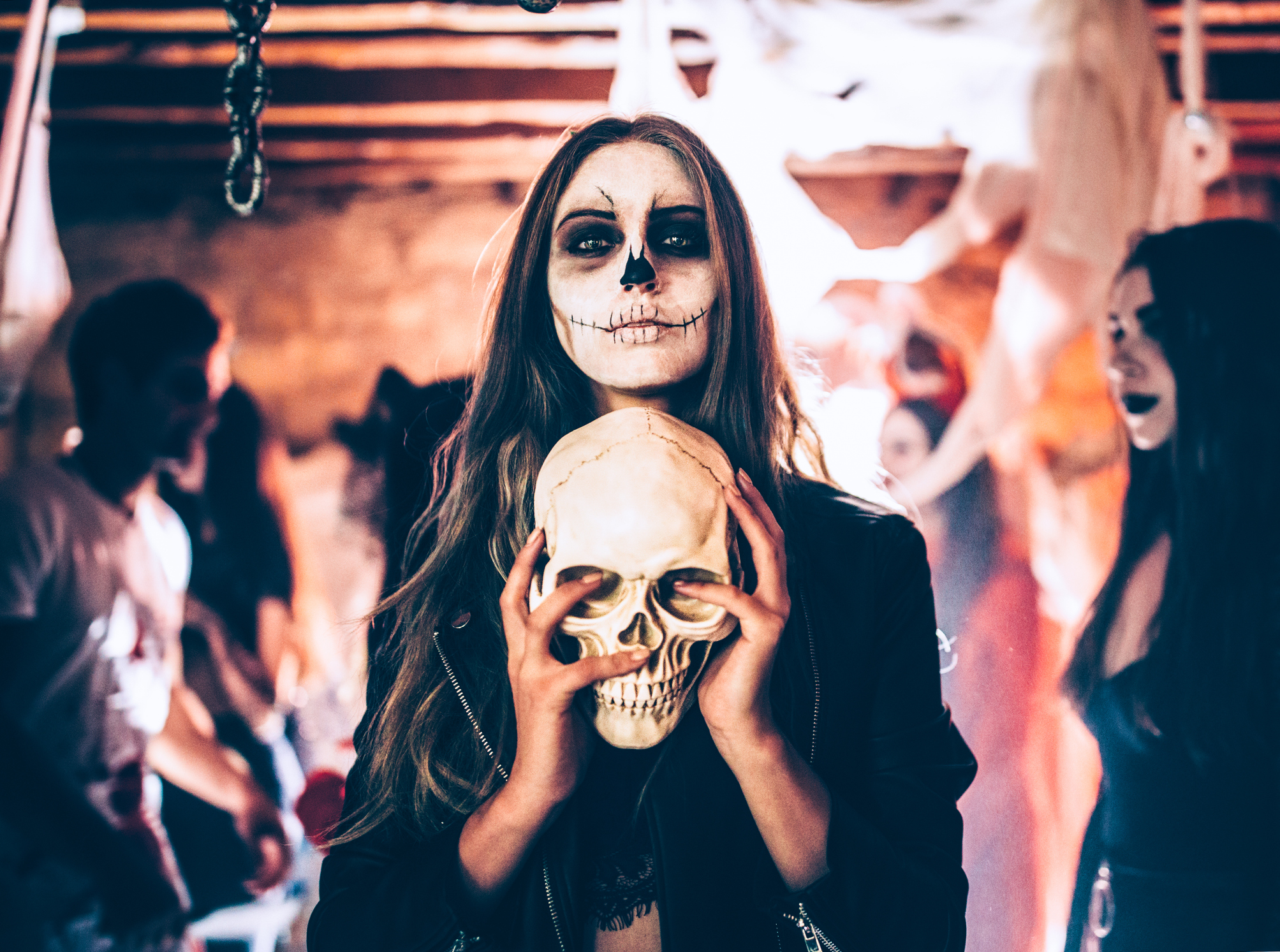 Frau in Halloween-Kostüm